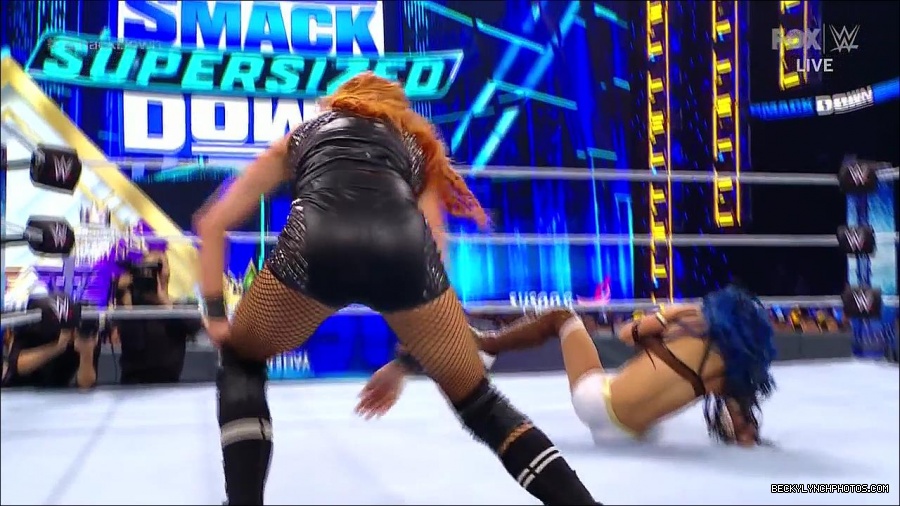 WWE_Supersized_SmackDown_2021_10_15_720p_HDTV_x264-NWCHD_mp4_005411483.jpg