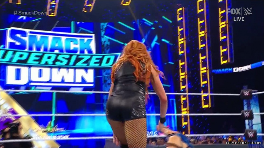 WWE_Supersized_SmackDown_2021_10_15_720p_HDTV_x264-NWCHD_mp4_005412084.jpg