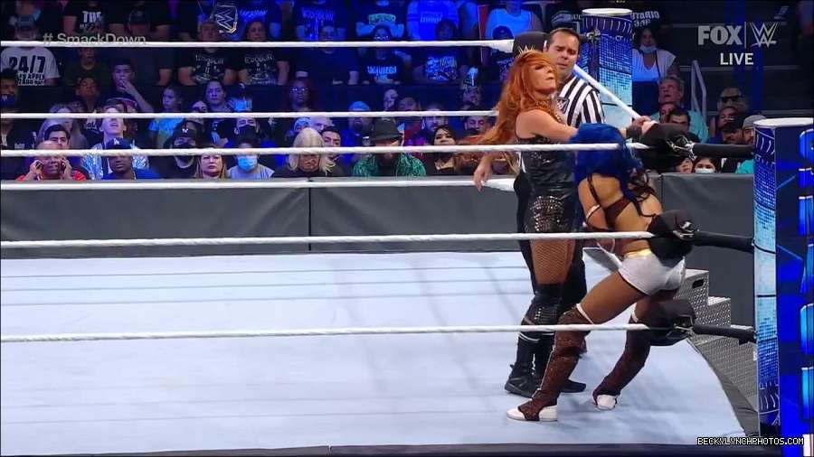 WWE_Supersized_SmackDown_2021_10_15_720p_HDTV_x264-NWCHD_mp4_005447519.jpg
