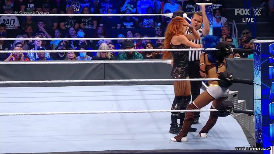 WWE_Supersized_SmackDown_2021_10_15_720p_HDTV_x264-NWCHD_mp4_005448120.jpg