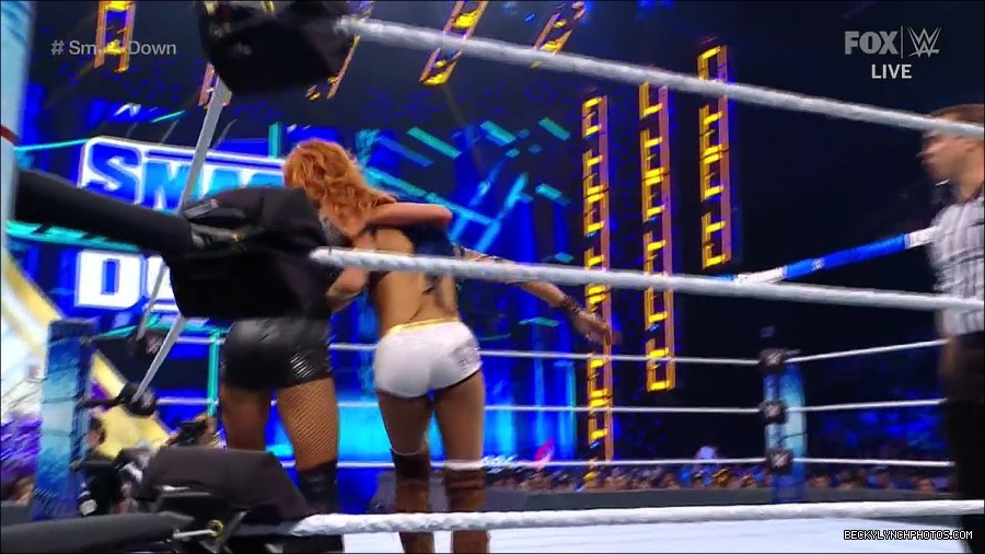 WWE_Supersized_SmackDown_2021_10_15_720p_HDTV_x264-NWCHD_mp4_005451123.jpg