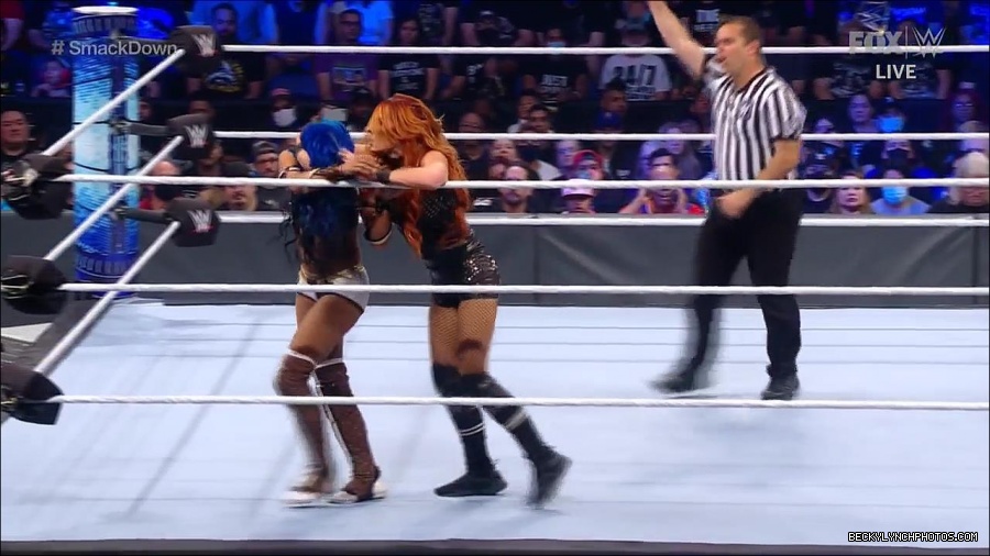 WWE_Supersized_SmackDown_2021_10_15_720p_HDTV_x264-NWCHD_mp4_005453525.jpg