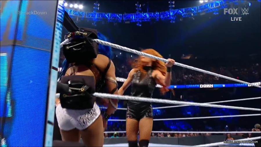 WWE_Supersized_SmackDown_2021_10_15_720p_HDTV_x264-NWCHD_mp4_005455327.jpg
