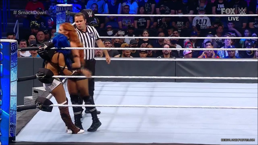 WWE_Supersized_SmackDown_2021_10_15_720p_HDTV_x264-NWCHD_mp4_005458931.jpg