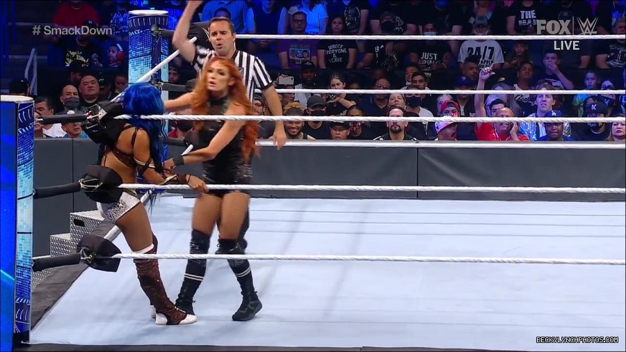 WWE_Supersized_SmackDown_2021_10_15_720p_HDTV_x264-NWCHD_mp4_005460732.jpg