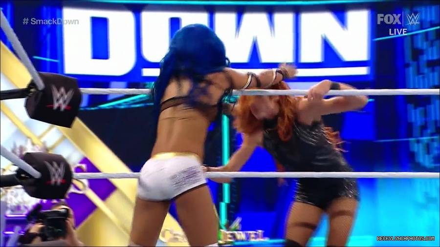 WWE_Supersized_SmackDown_2021_10_15_720p_HDTV_x264-NWCHD_mp4_005469141.jpg