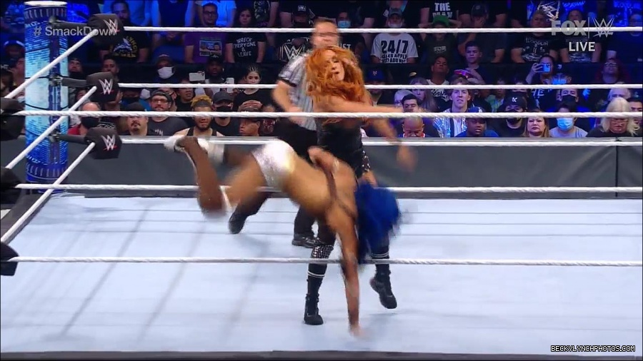 WWE_Supersized_SmackDown_2021_10_15_720p_HDTV_x264-NWCHD_mp4_005511183.jpg