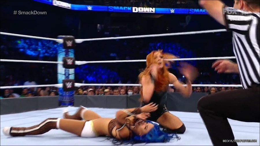 WWE_Supersized_SmackDown_2021_10_15_720p_HDTV_x264-NWCHD_mp4_005575447.jpg
