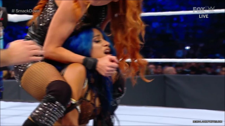 WWE_Supersized_SmackDown_2021_10_15_720p_HDTV_x264-NWCHD_mp4_005605477.jpg