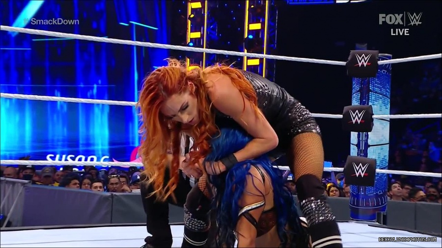 WWE_Supersized_SmackDown_2021_10_15_720p_HDTV_x264-NWCHD_mp4_005612084.jpg