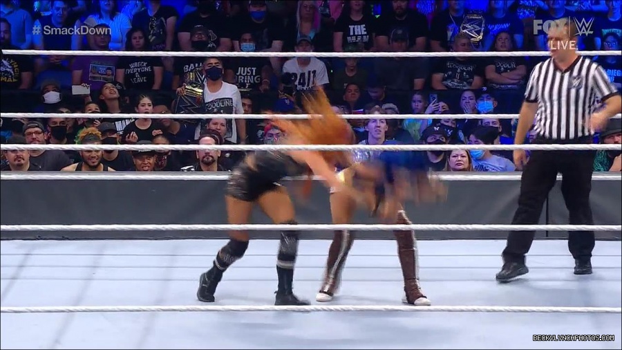 WWE_Supersized_SmackDown_2021_10_15_720p_HDTV_x264-NWCHD_mp4_005624096.jpg