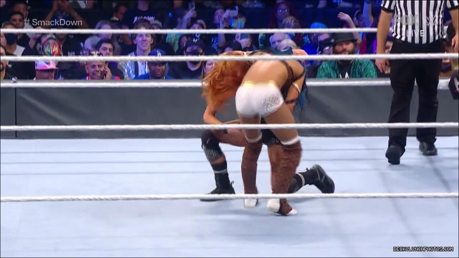 WWE_Supersized_SmackDown_2021_10_15_720p_HDTV_x264-NWCHD_mp4_005637909.jpg