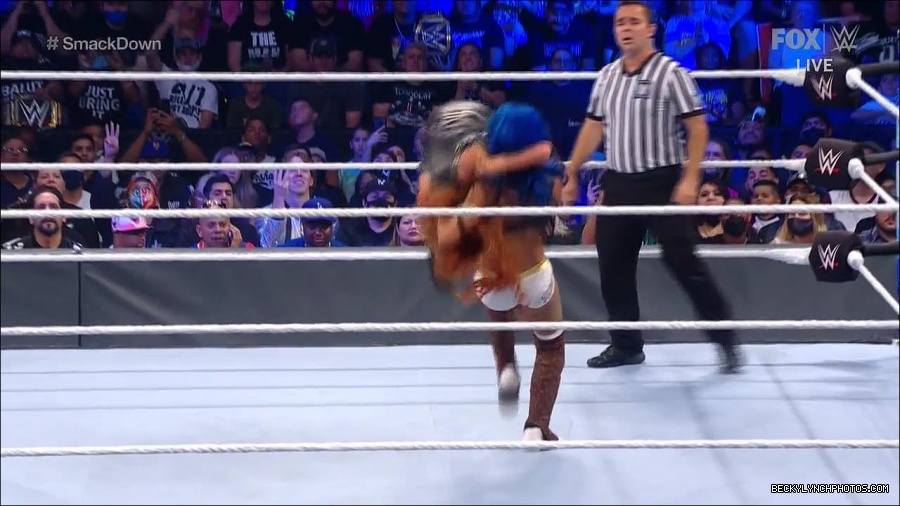 WWE_Supersized_SmackDown_2021_10_15_720p_HDTV_x264-NWCHD_mp4_005639111.jpg