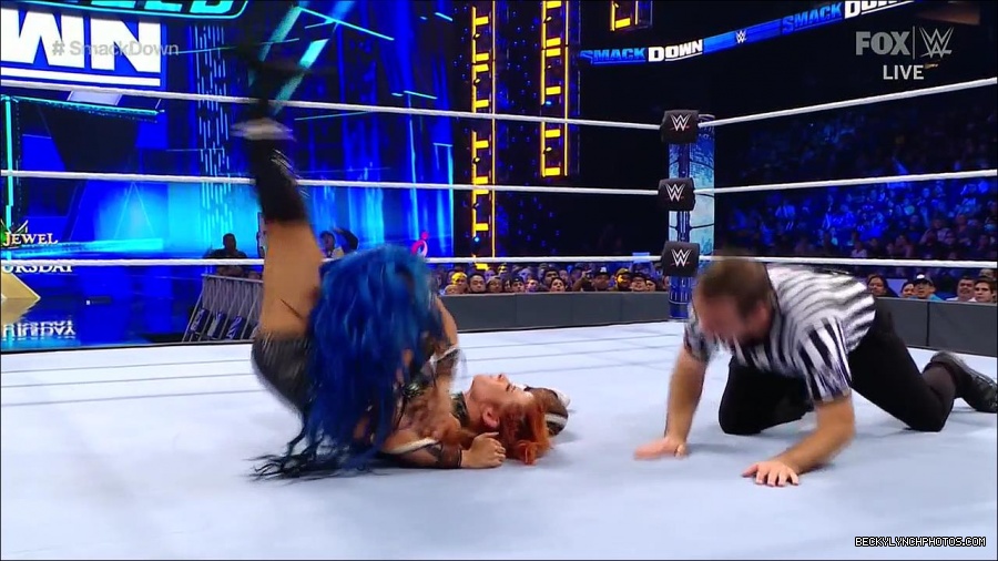WWE_Supersized_SmackDown_2021_10_15_720p_HDTV_x264-NWCHD_mp4_005643315.jpg