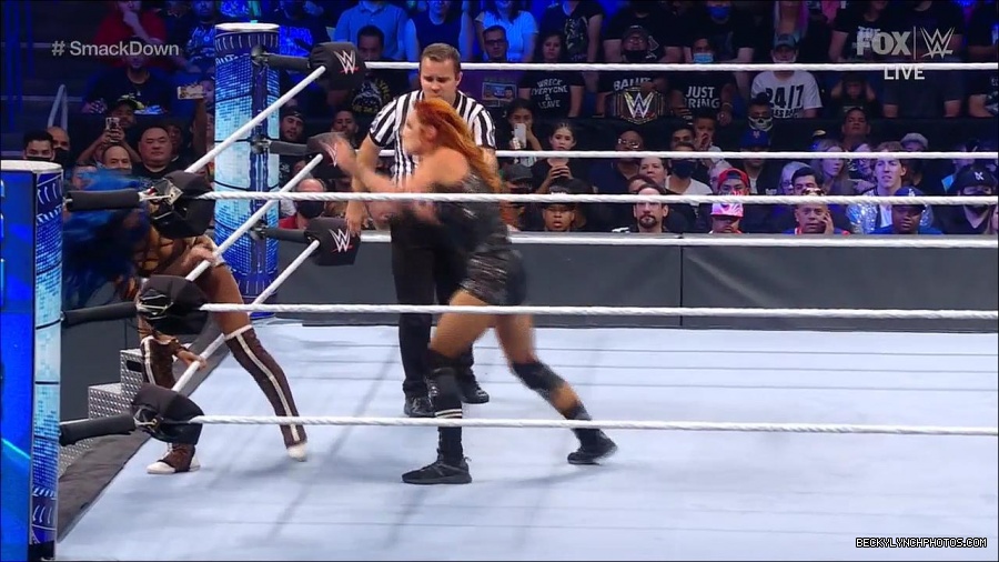 WWE_Supersized_SmackDown_2021_10_15_720p_HDTV_x264-NWCHD_mp4_005661333.jpg