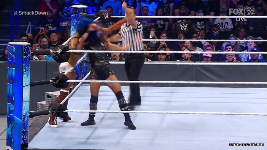 WWE_Supersized_SmackDown_2021_10_15_720p_HDTV_x264-NWCHD_mp4_005663735.jpg