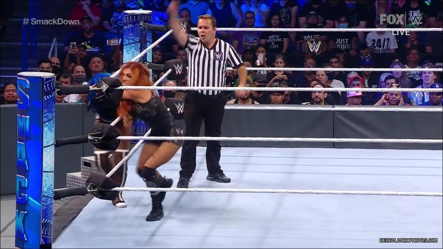 WWE_Supersized_SmackDown_2021_10_15_720p_HDTV_x264-NWCHD_mp4_005666738.jpg