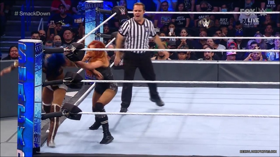 WWE_Supersized_SmackDown_2021_10_15_720p_HDTV_x264-NWCHD_mp4_005667339.jpg