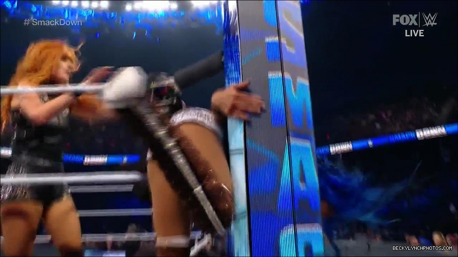 WWE_Supersized_SmackDown_2021_10_15_720p_HDTV_x264-NWCHD_mp4_005667939.jpg