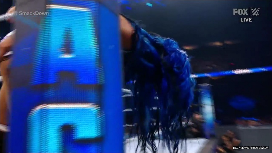 WWE_Supersized_SmackDown_2021_10_15_720p_HDTV_x264-NWCHD_mp4_005669141.jpg