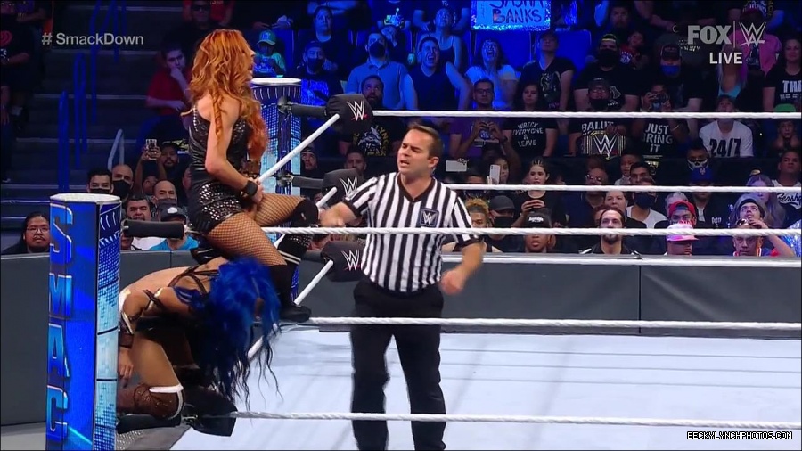 WWE_Supersized_SmackDown_2021_10_15_720p_HDTV_x264-NWCHD_mp4_005673345.jpg