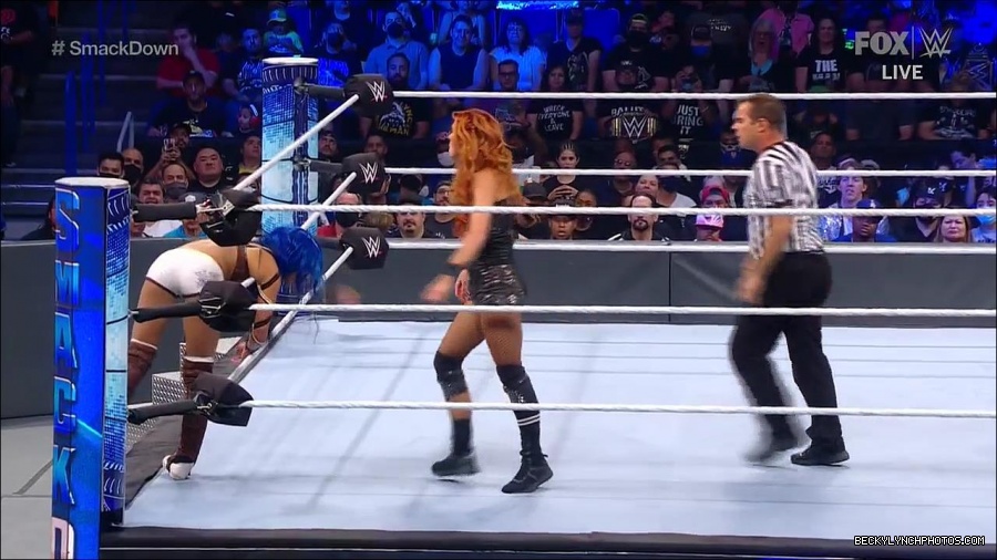 WWE_Supersized_SmackDown_2021_10_15_720p_HDTV_x264-NWCHD_mp4_005684156.jpg