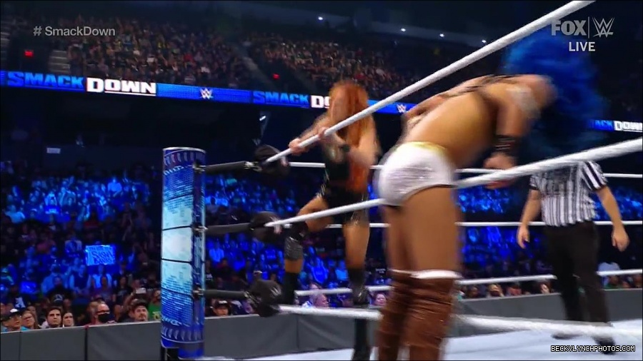 WWE_Supersized_SmackDown_2021_10_15_720p_HDTV_x264-NWCHD_mp4_005687159.jpg