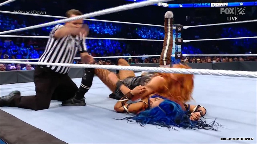 WWE_Supersized_SmackDown_2021_10_15_720p_HDTV_x264-NWCHD_mp4_005696168.jpg