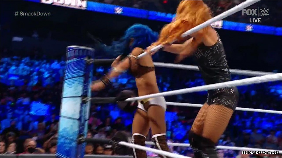 WWE_Supersized_SmackDown_2021_10_15_720p_HDTV_x264-NWCHD_mp4_005756962.jpg