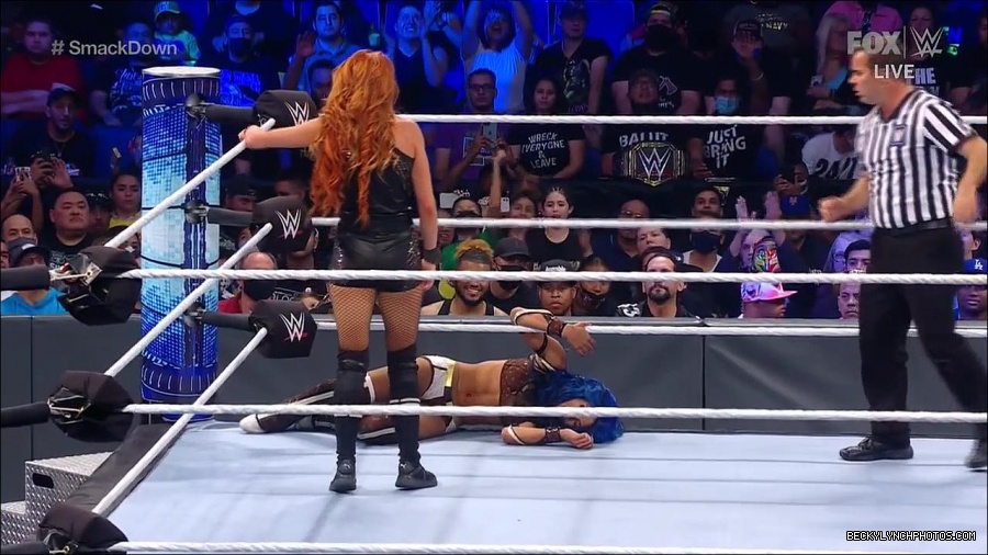 WWE_Supersized_SmackDown_2021_10_15_720p_HDTV_x264-NWCHD_mp4_005763568.jpg