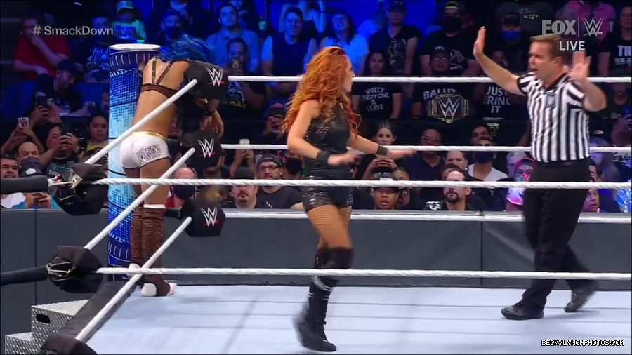 WWE_Supersized_SmackDown_2021_10_15_720p_HDTV_x264-NWCHD_mp4_005780385.jpg