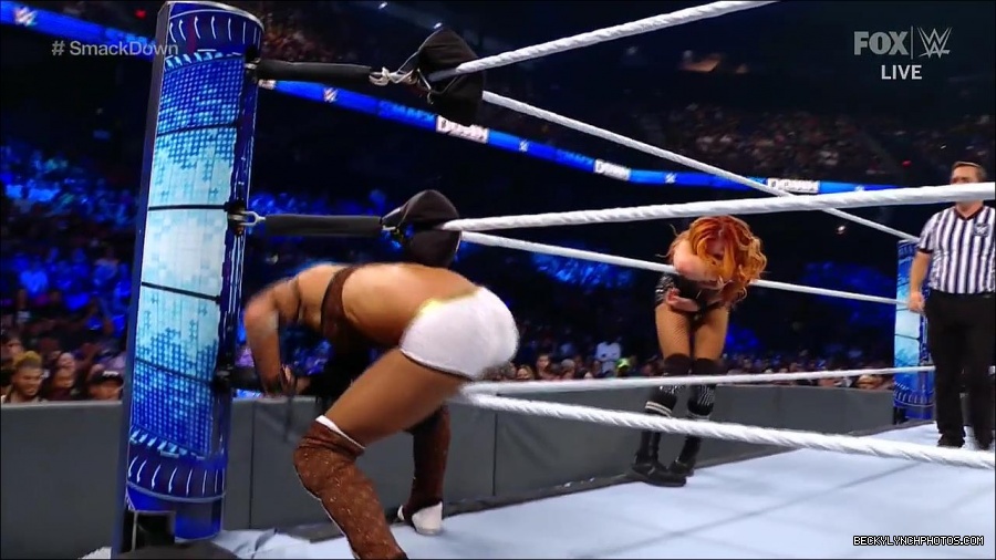 WWE_Supersized_SmackDown_2021_10_15_720p_HDTV_x264-NWCHD_mp4_005794799.jpg