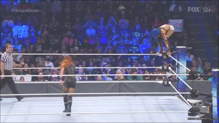 WWE_Supersized_SmackDown_2021_10_15_720p_HDTV_x264-NWCHD_mp4_005823028.jpg