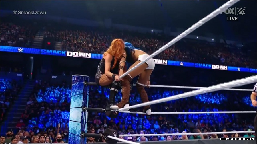 WWE_Supersized_SmackDown_2021_10_15_720p_HDTV_x264-NWCHD_mp4_005880685.jpg