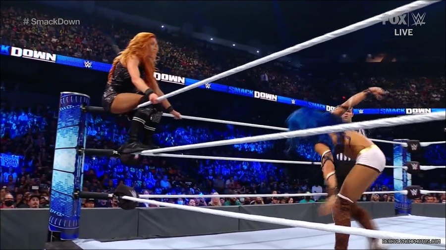 WWE_Supersized_SmackDown_2021_10_15_720p_HDTV_x264-NWCHD_mp4_005886691.jpg
