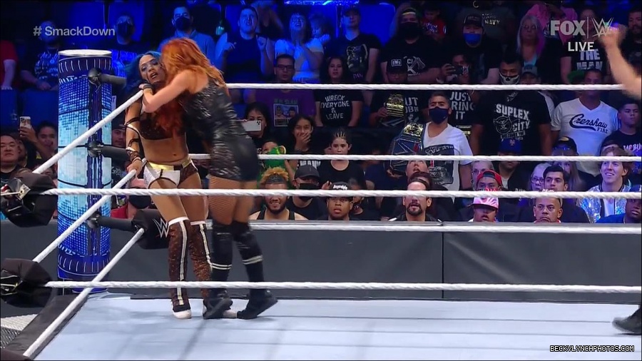 WWE_Supersized_SmackDown_2021_10_15_720p_HDTV_x264-NWCHD_mp4_006033838.jpg