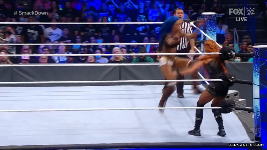 WWE_Supersized_SmackDown_2021_10_15_720p_HDTV_x264-NWCHD_mp4_006041646.jpg