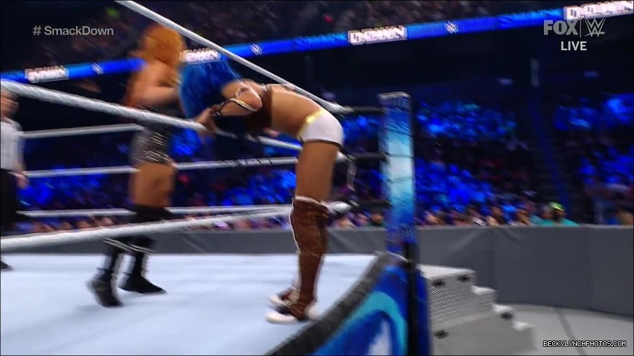 WWE_Supersized_SmackDown_2021_10_15_720p_HDTV_x264-NWCHD_mp4_006108913.jpg