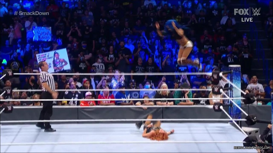 WWE_Supersized_SmackDown_2021_10_15_720p_HDTV_x264-NWCHD_mp4_006150955.jpg