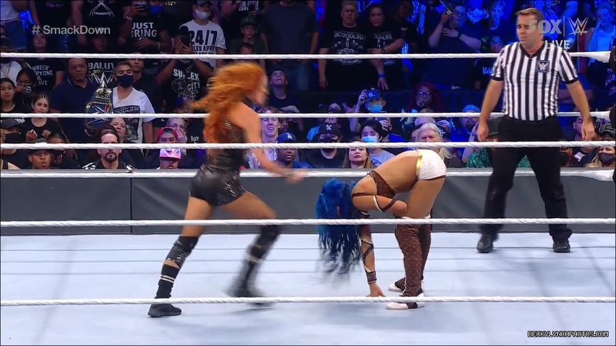 WWE_Supersized_SmackDown_2021_10_15_720p_HDTV_x264-NWCHD_mp4_006232837.jpg