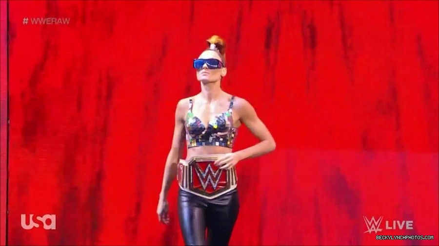 WWE_Monday_Night_Raw_2021_11_08_720p_HDTV_x264-NWCHD_mp4_004119587.jpg