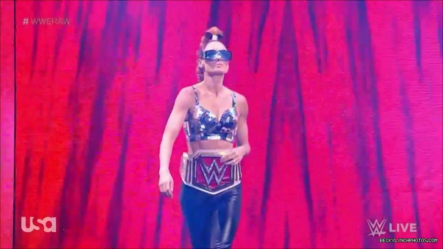 WWE_Monday_Night_Raw_2021_11_08_720p_HDTV_x264-NWCHD_mp4_004120388.jpg