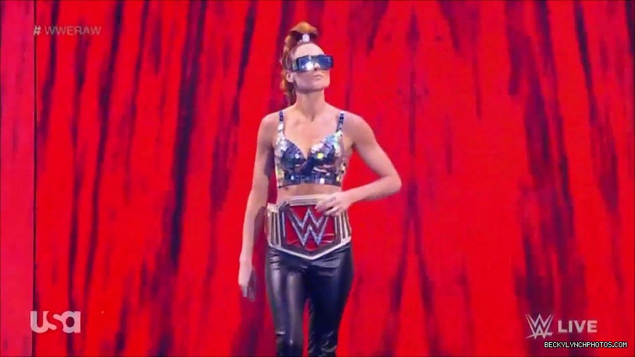 WWE_Monday_Night_Raw_2021_11_08_720p_HDTV_x264-NWCHD_mp4_004120788.jpg