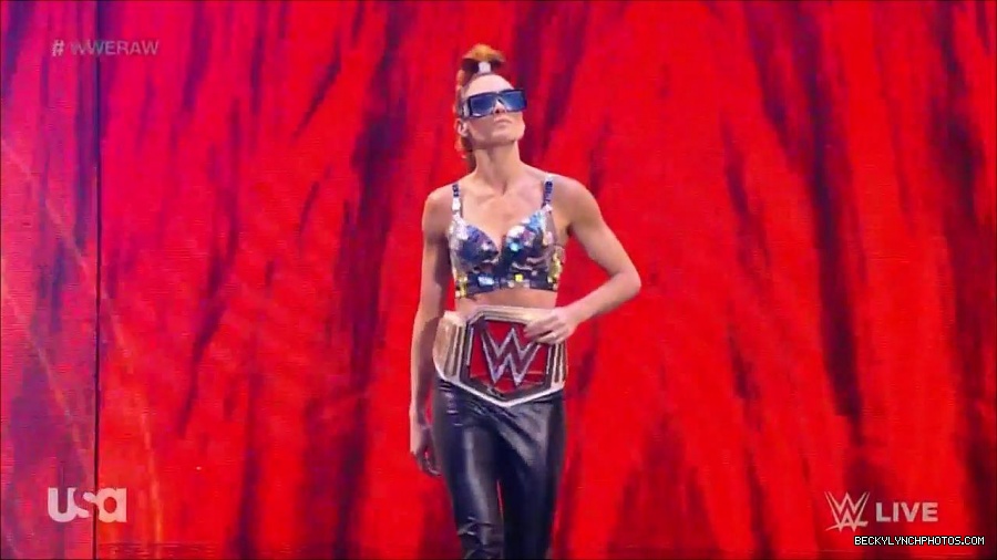 WWE_Monday_Night_Raw_2021_11_08_720p_HDTV_x264-NWCHD_mp4_004121189.jpg