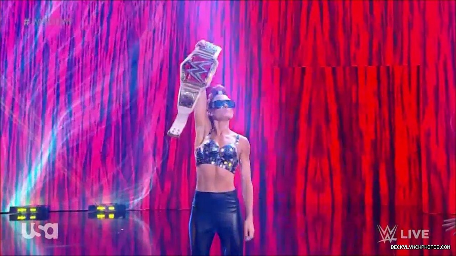 WWE_Monday_Night_Raw_2021_11_08_720p_HDTV_x264-NWCHD_mp4_004127595.jpg
