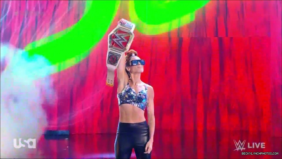 WWE_Monday_Night_Raw_2021_11_08_720p_HDTV_x264-NWCHD_mp4_004128796.jpg