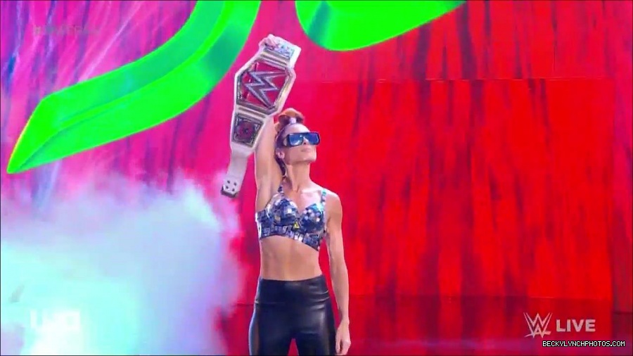 WWE_Monday_Night_Raw_2021_11_08_720p_HDTV_x264-NWCHD_mp4_004129197.jpg