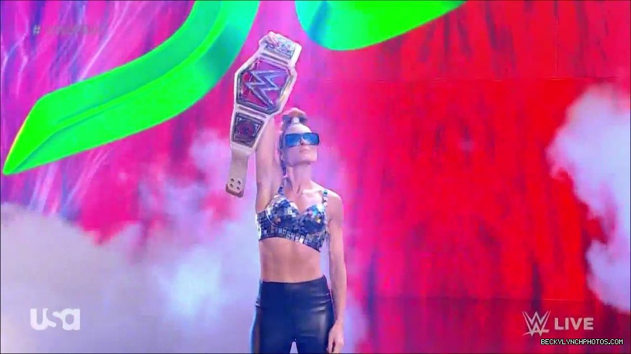 WWE_Monday_Night_Raw_2021_11_08_720p_HDTV_x264-NWCHD_mp4_004129597.jpg