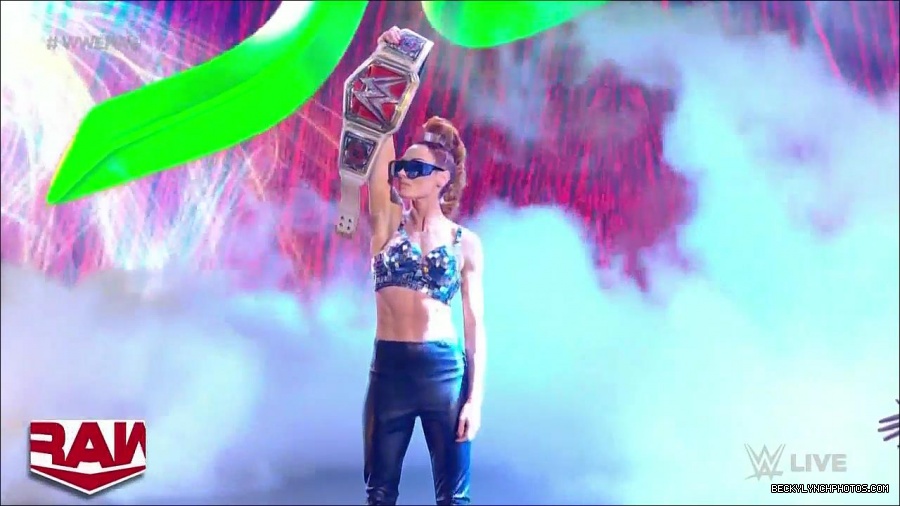 WWE_Monday_Night_Raw_2021_11_08_720p_HDTV_x264-NWCHD_mp4_004131999.jpg