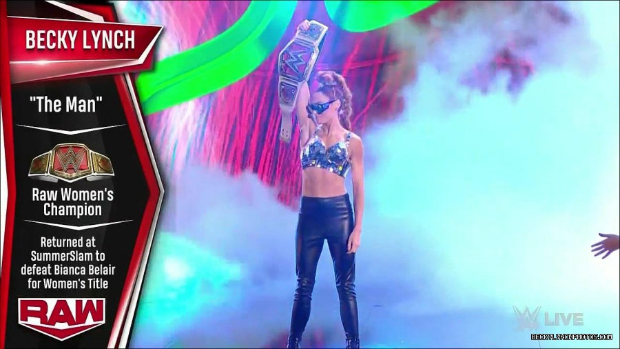 WWE_Monday_Night_Raw_2021_11_08_720p_HDTV_x264-NWCHD_mp4_004133601.jpg